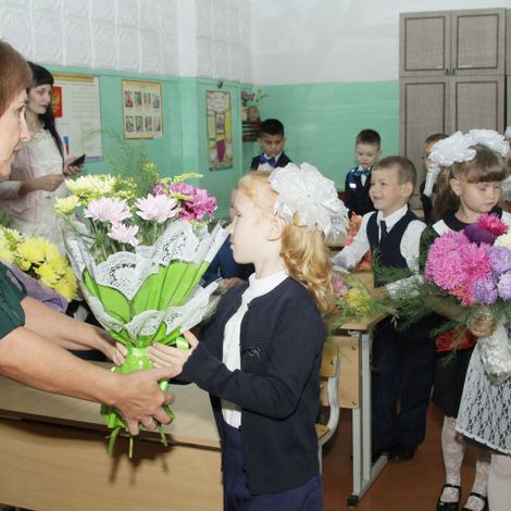 Напольная школа вновь приняла первоклассников. На снимке Юрия Дунаева Н.С. Позёмина стала первой учительницей для 25 учащихся.