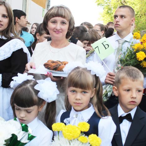 В школе № 10 свои традиции: каравай первоклассникам вручают будущие выпускники школы. Снимок Надежды Борисихиной.