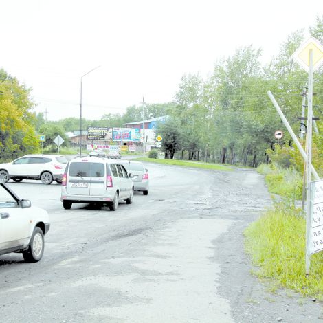 Перекресток улиц Некрасова-Н.Островского. Сбит дорожный указатель. Снимок от 5 августа 2014 года.