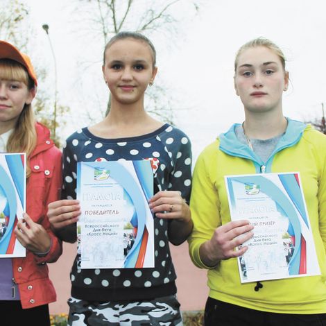 Победительница и призеры массового забега среди девушек -  Кристина Шарапова (в центре) Юлия Агапитова (слева)  и Кристина Карачева (справа)
