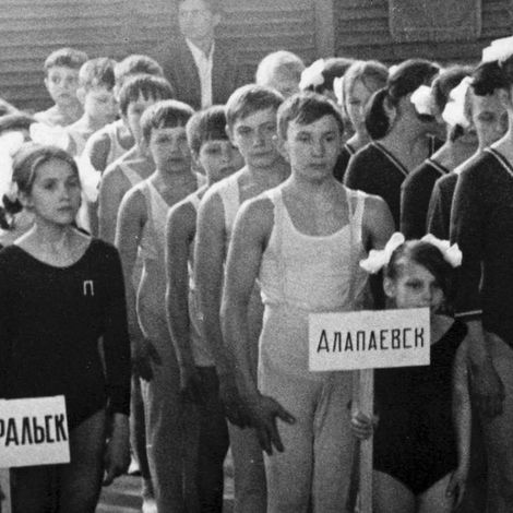 Команда Алапаевска – победители чемпионата Свердловской области, 1973 год, г. Н.Тагил. О. Аржанникова и В. Толшмяков (справа в первом ряду)