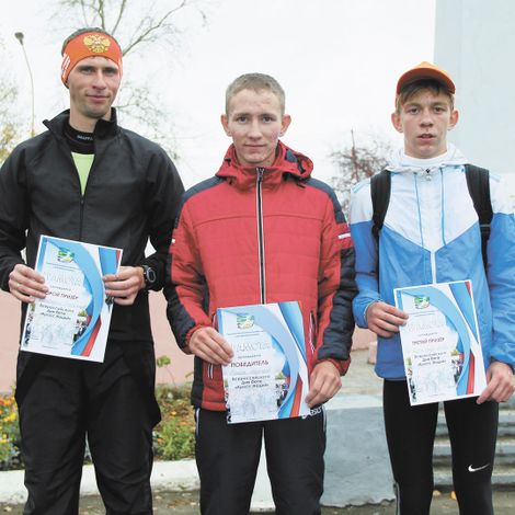 Победитель и призеры забега на 2000 метров среди юношей -  Ринат Шакиров (в центре) Дмитрий Степанов (слева)  и Александр Айваз (справа)